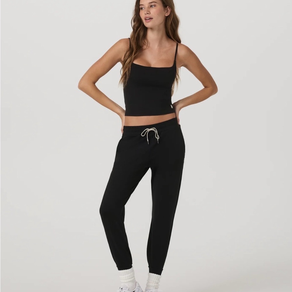 Vuori Women's Black Joggers . Inseam 25”.